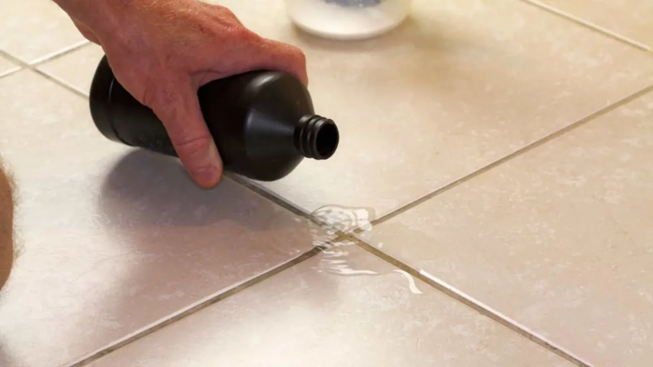 Attenzione a questo ingrediente nel detersivo: rovina piastrelle e fughe