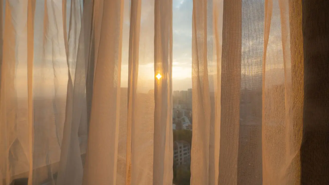 Tende ingiallite dal sole e dal fumo? Il lavaggio “miracoloso” per farle tornare bianchissime