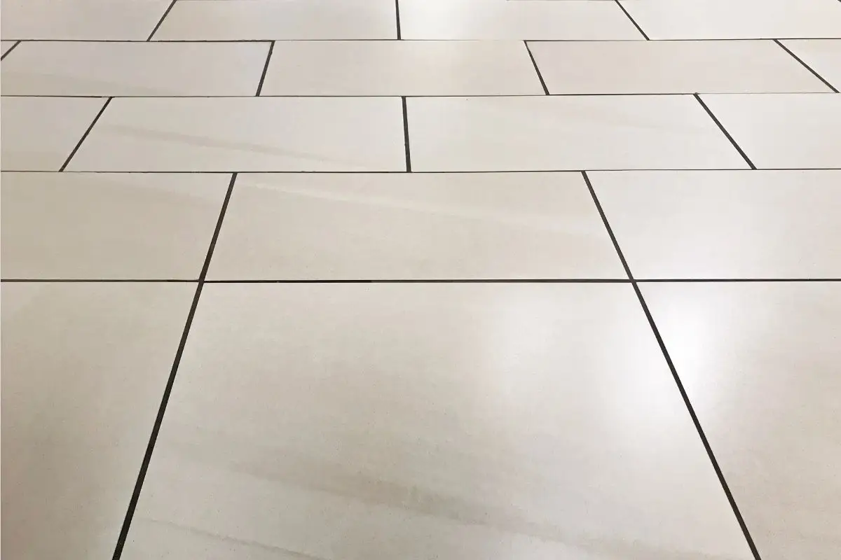 Pavimenti in gres porcellanato opachi e con aloni? Stai usando il detergente sbagliato